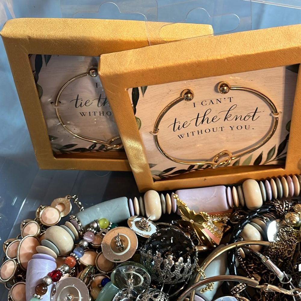 Scrap lot, 2.42 lbs, some wearable but most scrap lot 07257 - Picture 2 of 10